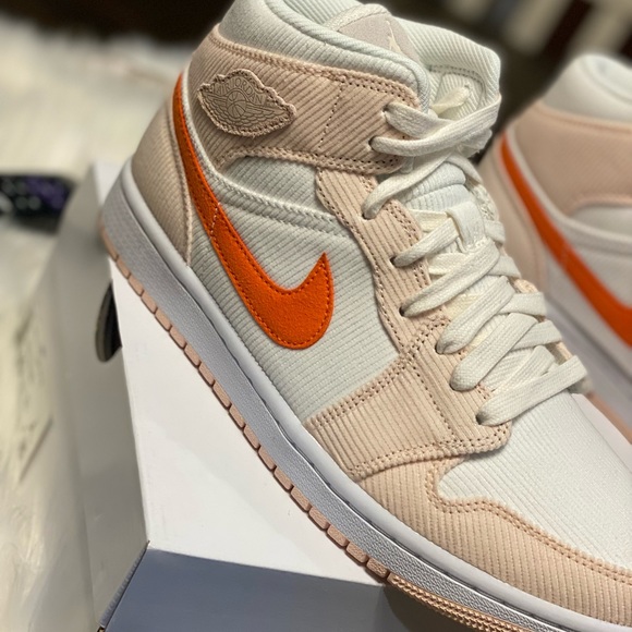 Authentic Women’s Air Jordan 1 Mid SE SZ 10 - Picture 11 of 16